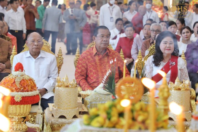 សម្ដេច​តេជោ ហ៊ុន សែន និង​សម្ដេច​កិតិ្ត​ព្រឹទ្ធ​បណ្ឌិត អញ្ជើញ​ក្នុង​ពិធី​សូត្រមន្ត អង្គ​កឋិនទាន​មហា​សាមគ្គី​គ្រួសារ​ខ្មែរ ដង្គែ​ទៅកាន់​វត្ត​ពោធិ​គិរីវង្សា​រាម ខេត្ត​ត្រា​វិញ សាធារណរដ្ឋ​សង្គមនិយម​វៀតណាម​