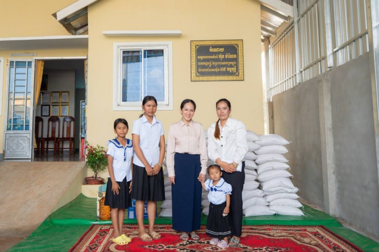 លោកជំទាវ​បណ្ឌិត ពេ​ជ ចន្ទ​មុន្នី ហ៊ុន​ម៉ា​ណែ​ត អញ្ជើញ​ប្រគល់​ផ្ទះ​ថ្មី ចំនួន ៤​ខ្នង ជូន​ក្រុមគ្រួសារ​របស់​វីរ​កងទ័ព​ពលី​