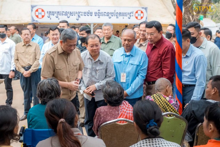 សម្តេច​មហា​បវរ​ធិបតី ហ៊ុន ម៉ា​ណែ​ត ចុះ​ជួប​សំណេះសំណាល​សាកសួរ​សុខទុក្ខ​ប្រជាពលរដ្ឋ​ភៀស​សឹក​ចំនួន ១.២៤៨​គ្រួសារ មកពី​ភូមិ​ព្រៃ​ចាន់ និង​ភូមិ​ជោគជ័យ ដែល​កំពុង​ស្នាក់នៅ​មណ្ឌល​សុវត្ថិភាព​ក្នុង​បរិវេណ​វត្ត​ចាន់​ស៊ី​សាមគ្គី​រតនា​រាម​