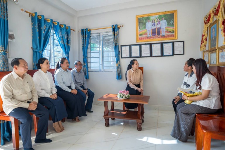 លោកជំទាវ​បណ្ឌិត ពេ​ជ ចន្ទ​មុន្នី ហ៊ុន​ម៉ា​ណែ​ត អញ្ជើញ​ជា​វត្តមាន​ដ៏​ខ្ពង់ខ្ពស់ ប្រគល់​ផ្ទះ​ថ្មី ជូន​ក្រុមគ្រួសារ​របស់​វីរ​កងទ័ព​ពលី ដែល​រស់នៅ​ក្នុង​មូលដ្ឋាន​ខេត្ត​កំពង់ឆ្នាំង​